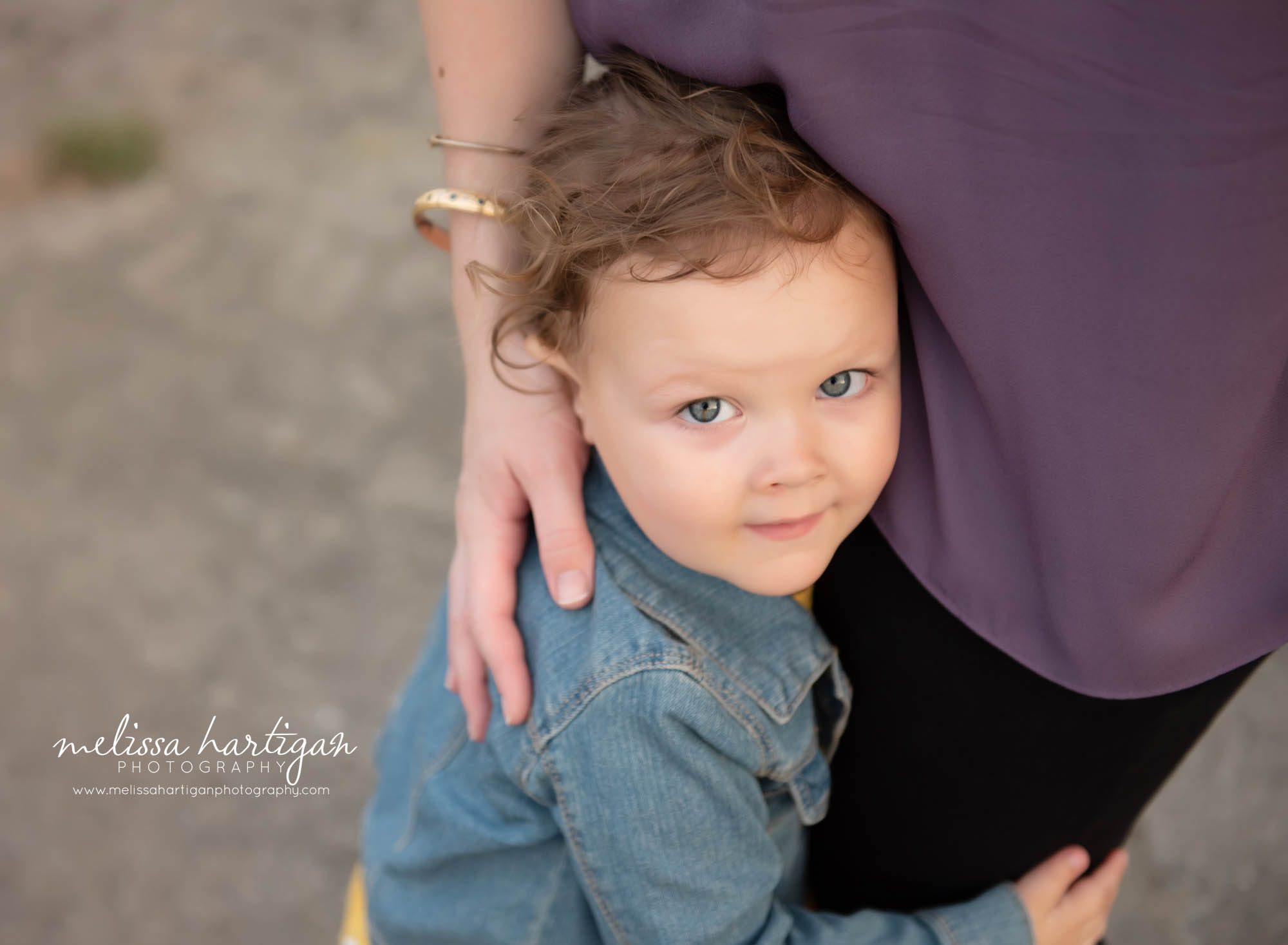 daughter hugging moms leg family photography session CT