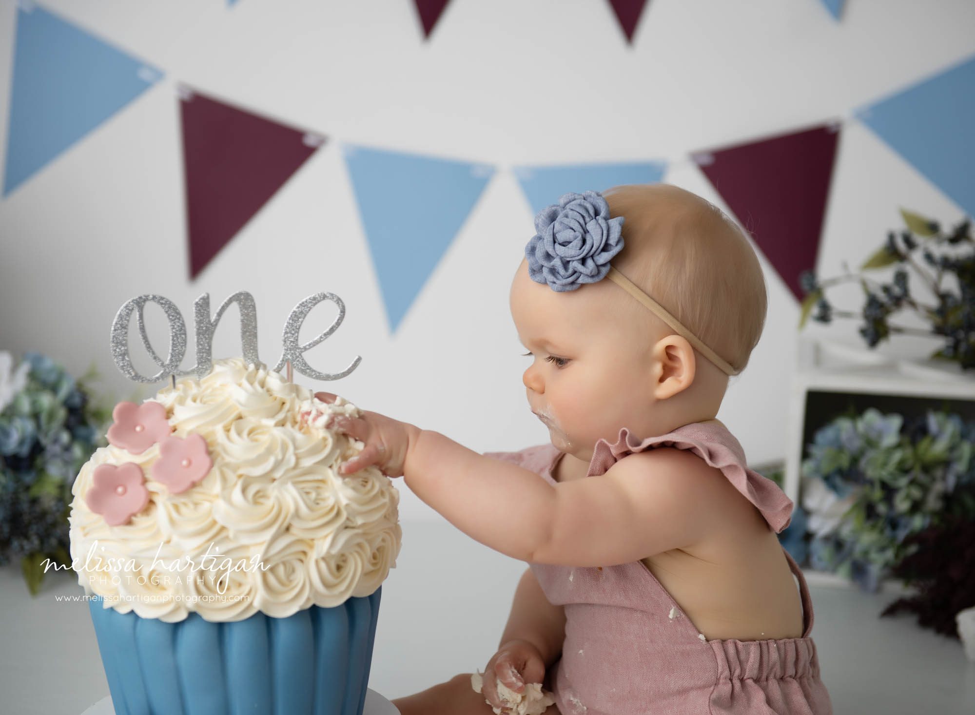 Baby girl touching her cask smash cake ct cake smash photography