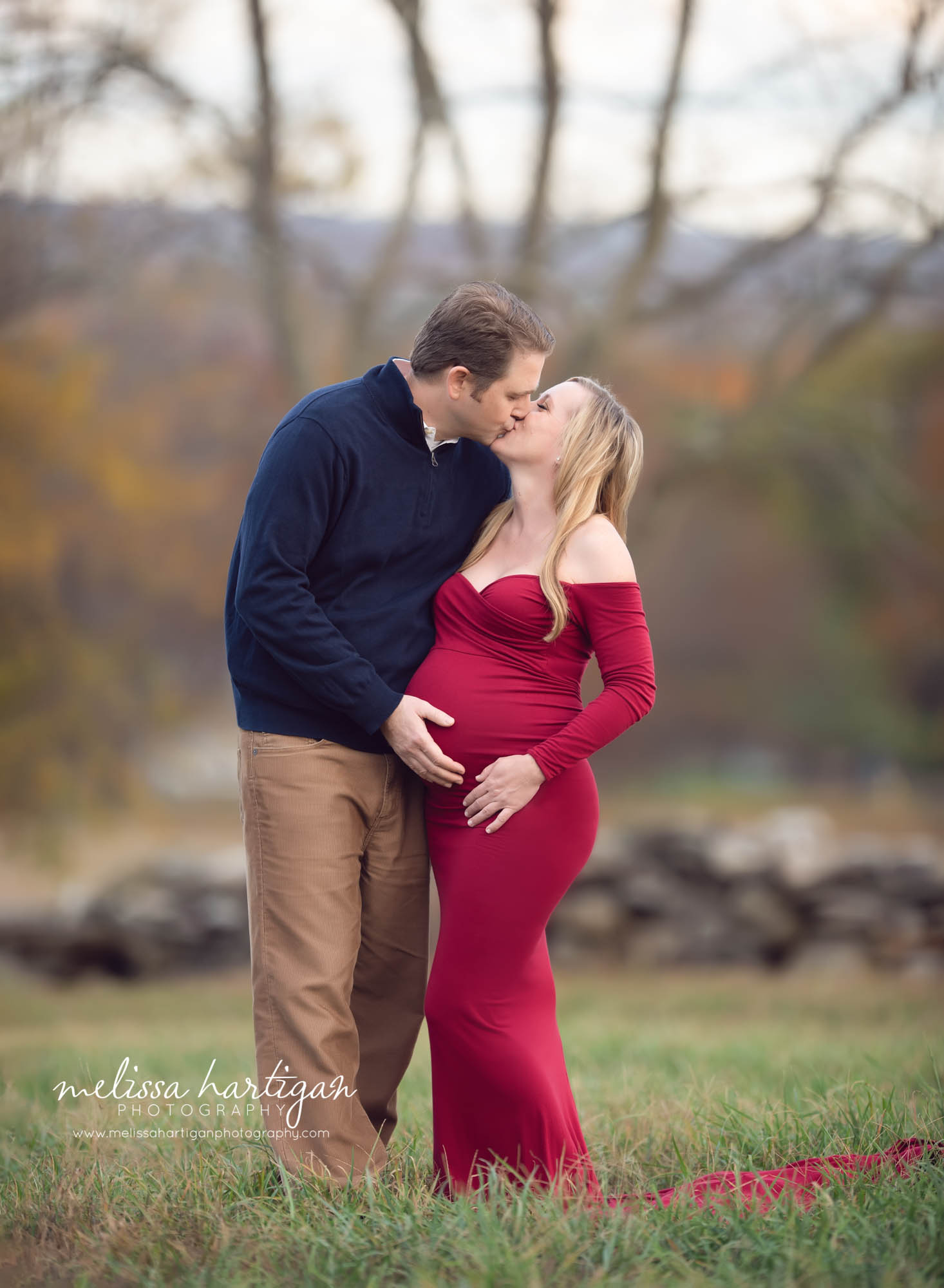 Expectant couple sharing a kiss dad holding baby bump best maternity newborn photorgapher CT