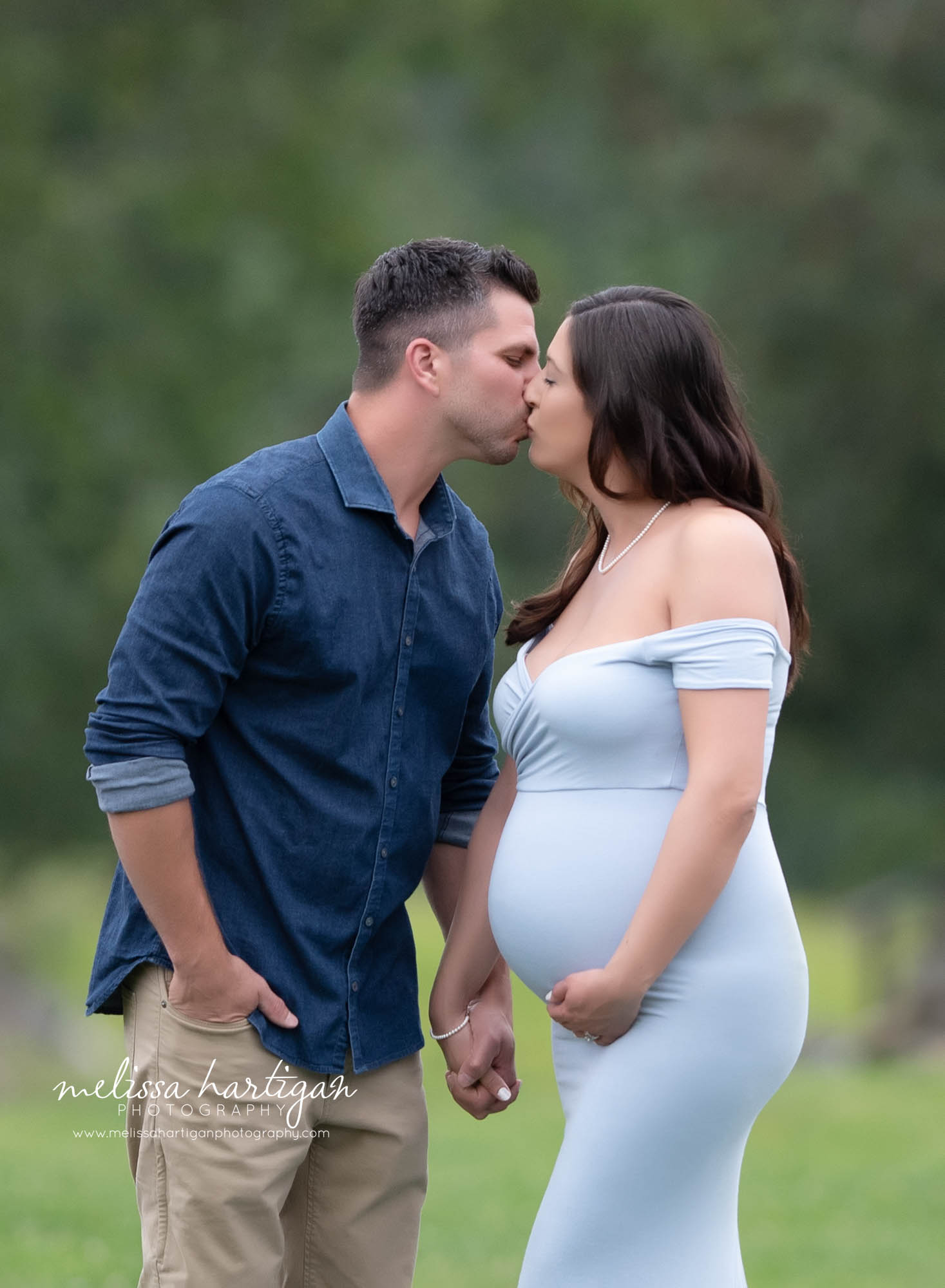 couple kissing maternity photography pose CT maternity photography