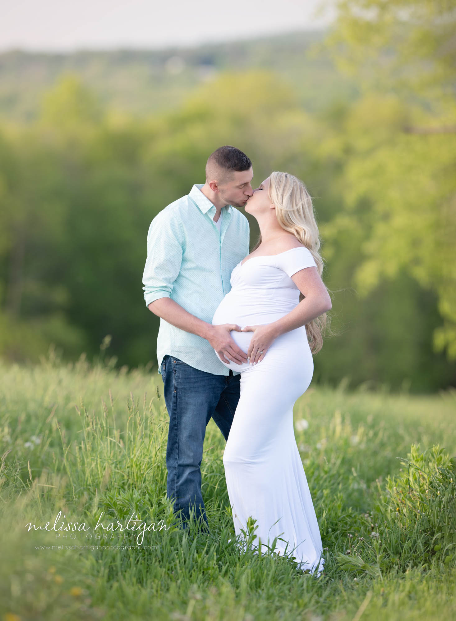 couple kissing maternity photography south windsor